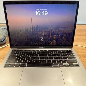 Two Thunderbolt 3 ports
8GB
1.4 GHz Quad-Core Intel Core i5